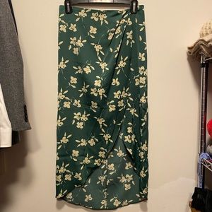 Green satin-like Skirt with leaf pattern